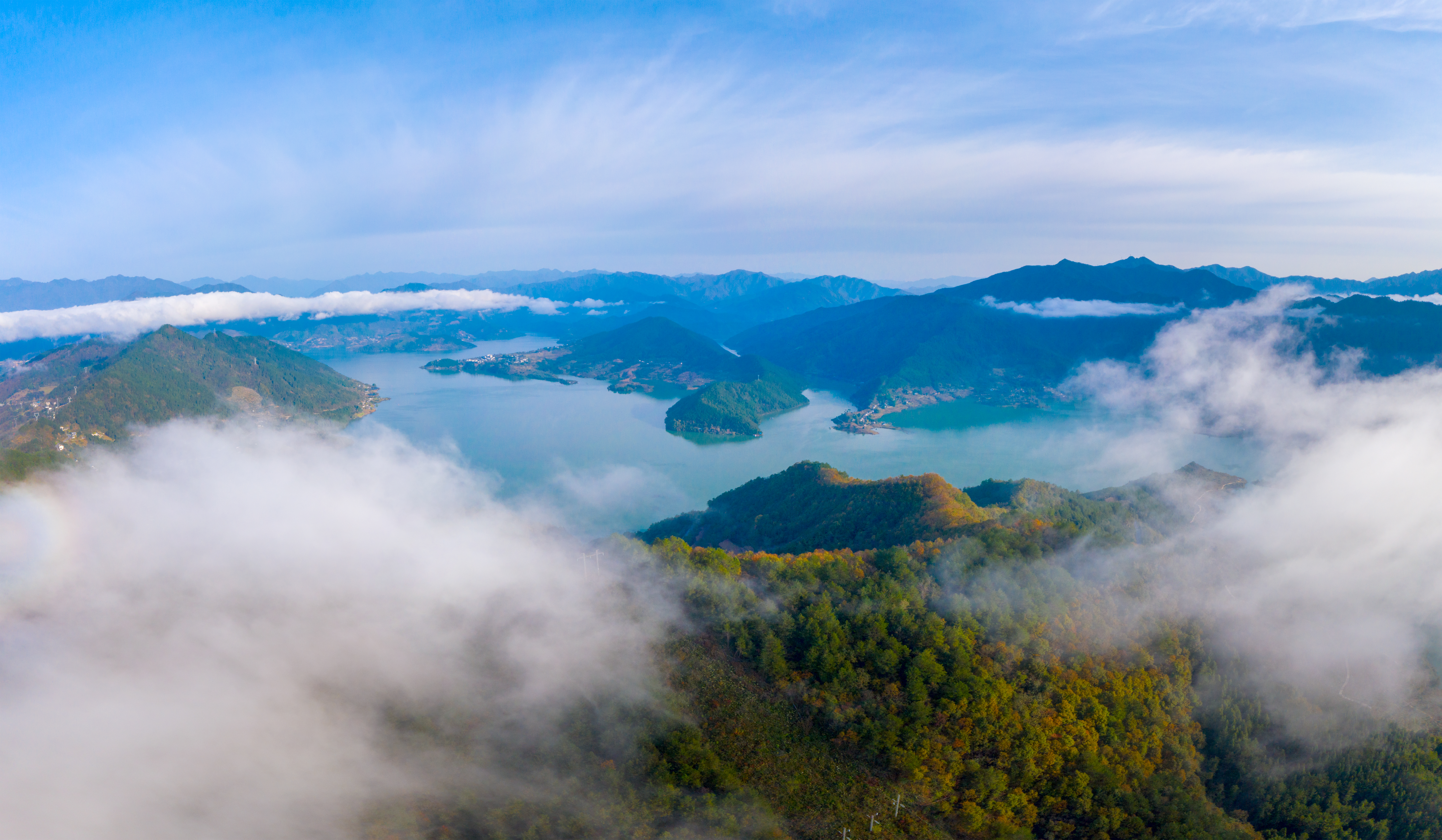 何思德《群山环抱白龙湖 》.jpg