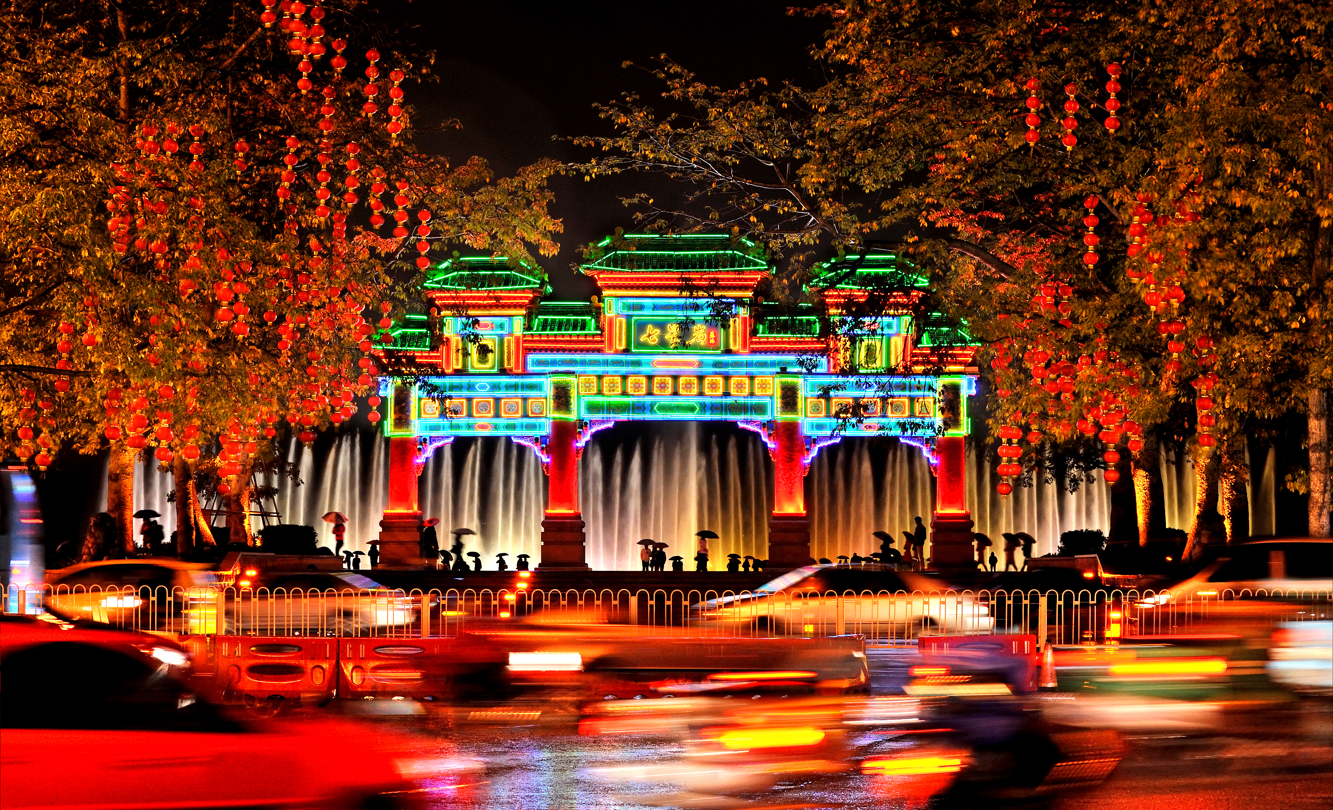 牌坊夜韵——何异能 .jpg