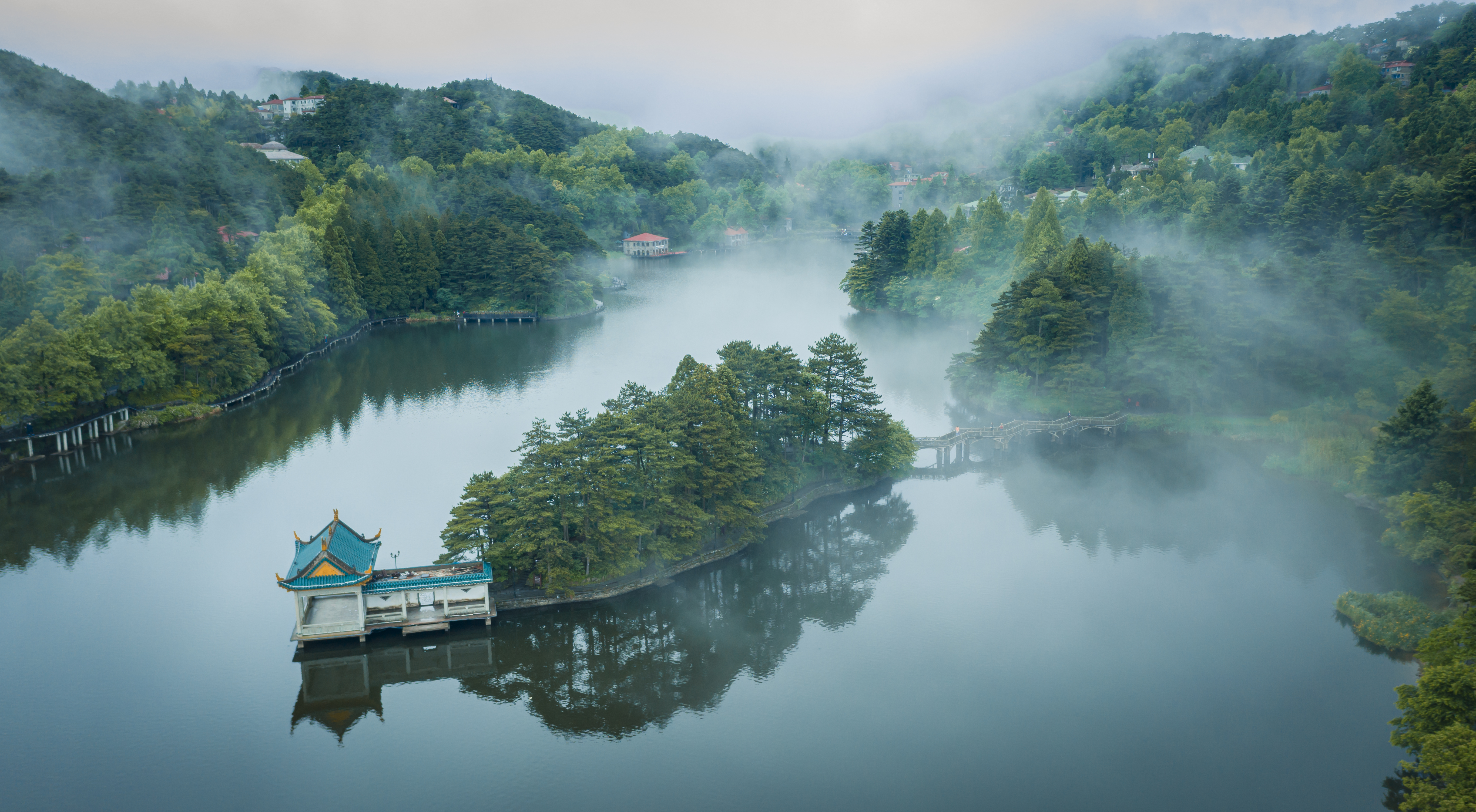 如琴湖  雷文辉 摄 于庐山.jpg
