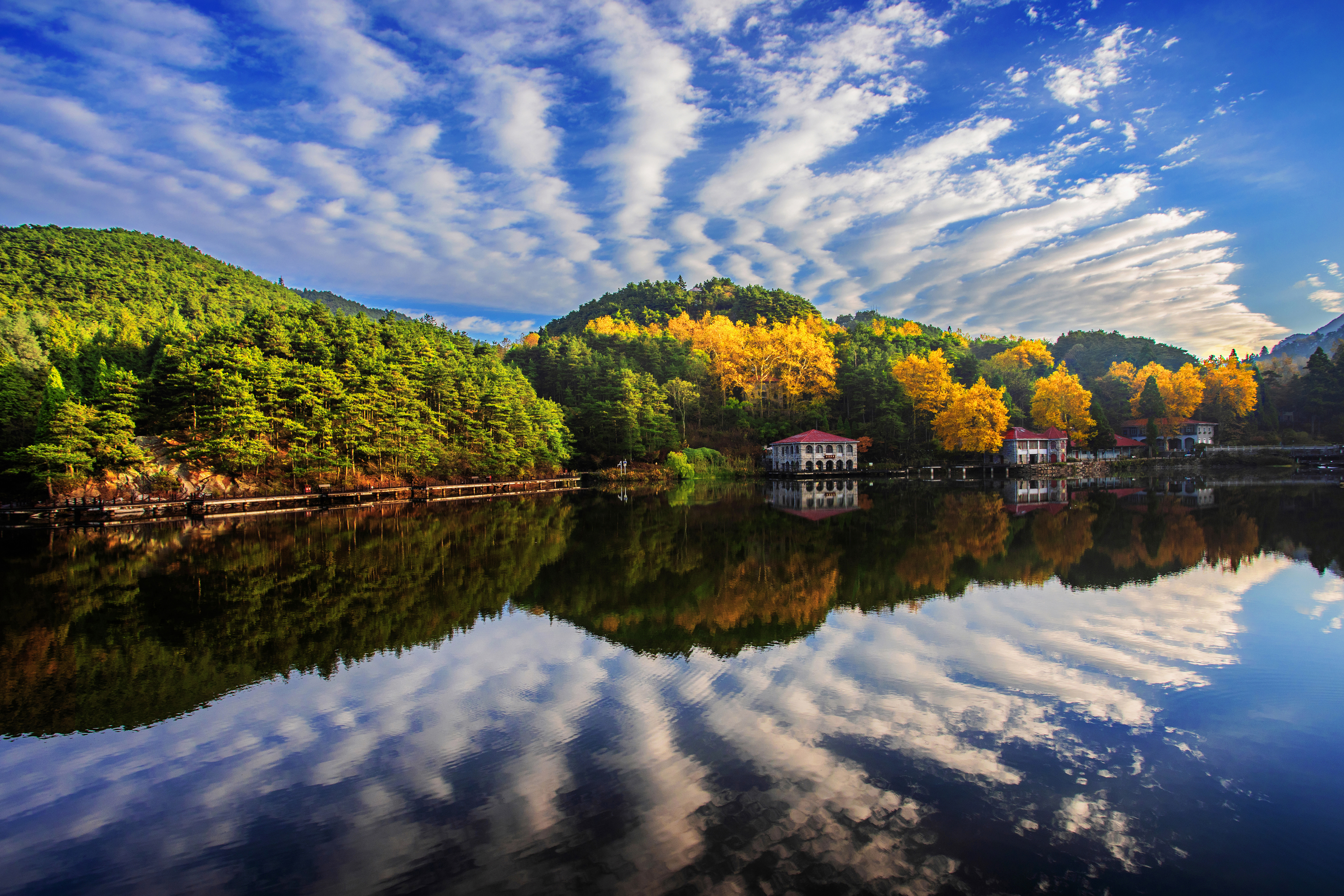 卧湖千手佛 徐贤水（徐贤水2020年10月24日拍摄于庐山风景区）大图.jpg