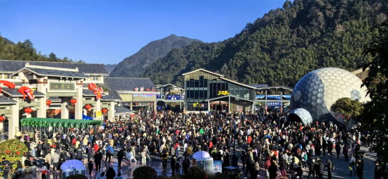 图为：春节假期，三清山景区游人如织