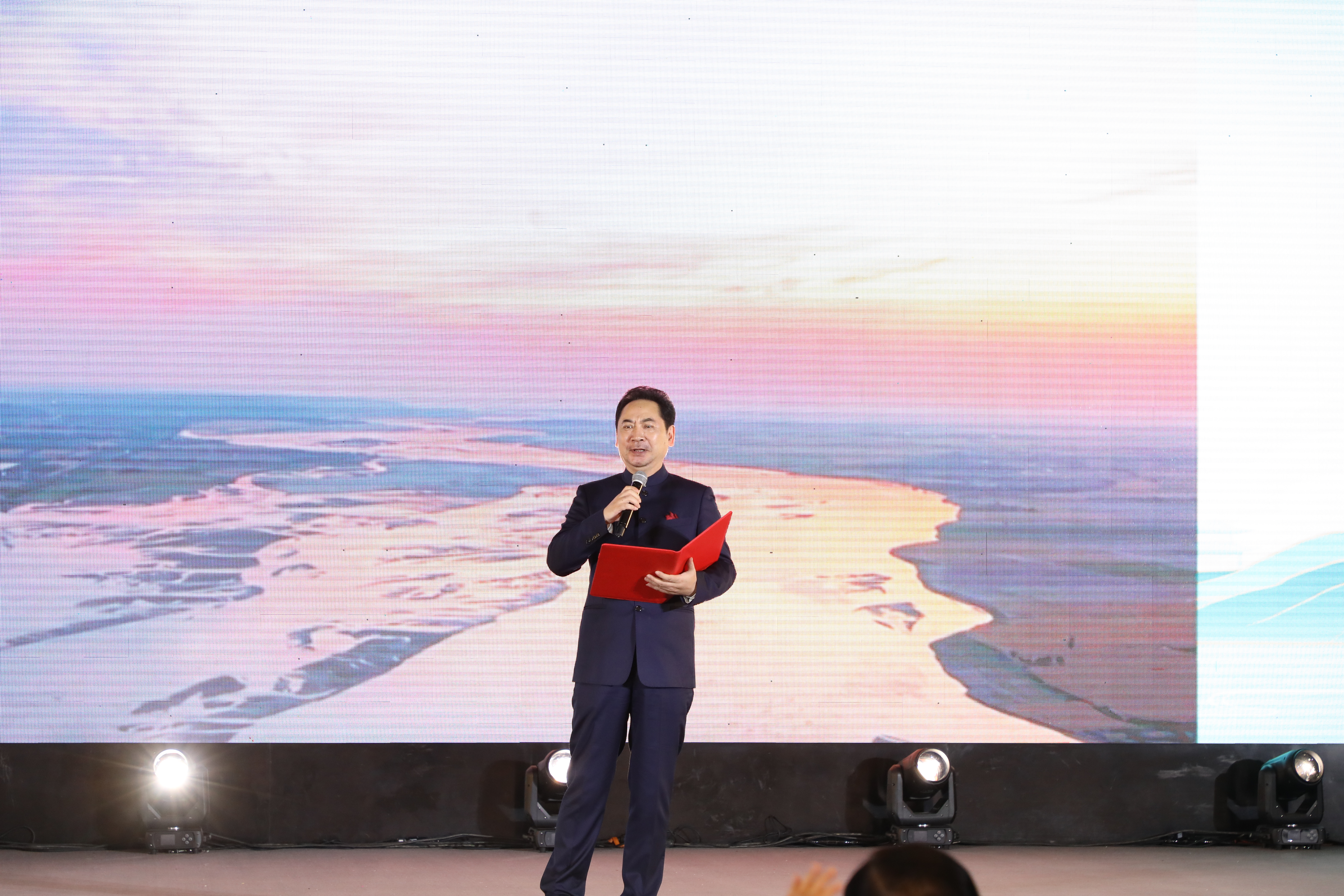 beat365手机版官网形象大使刘劲现场朗诵诗歌《风景名胜 一个民族的诗和远方》.jpg